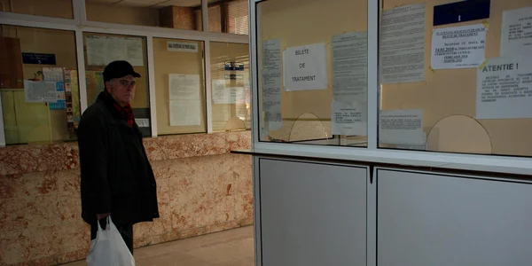 Pe la ghişeul unde se primesc solicitări pentru tratament nu a trecut multă lume