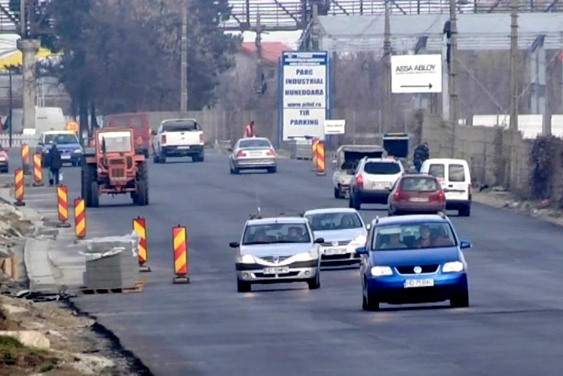Drumul Hunedoara - Sântuhalm (Deva) a fost reabilitat pe o porţiune de doar 2,3 kilometri.