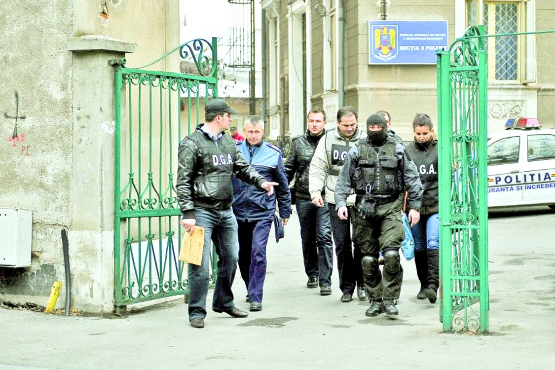
    Ofiţerii DGA  au dus la audieri  29 de poliţişti de  la Secţia 3 (Foto: Mediafax)  