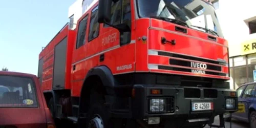 Bacău: Apa, adusă de pompieri într-un sat lovit de secetă