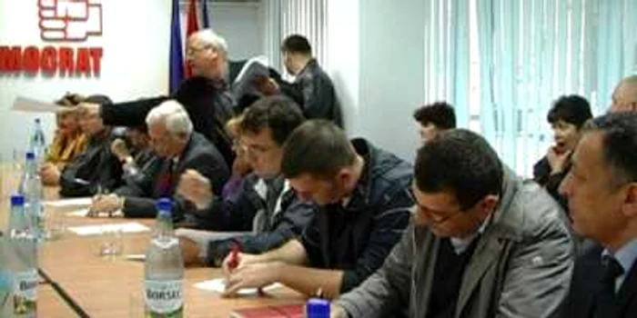 Noii membri îşi scriu adeziunile