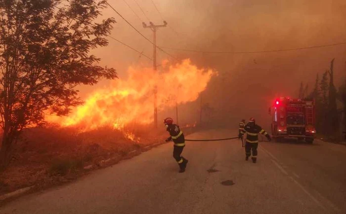 Pompierii români, ajutând la stingerea unui incendiu produs în Grecia, în iulie 2022. FOTO Arhivă