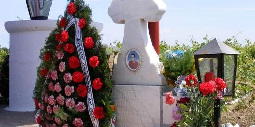 Troiţa ridicată în memoria corespondenţilor Ionuţ B. şi Elena Popescu
