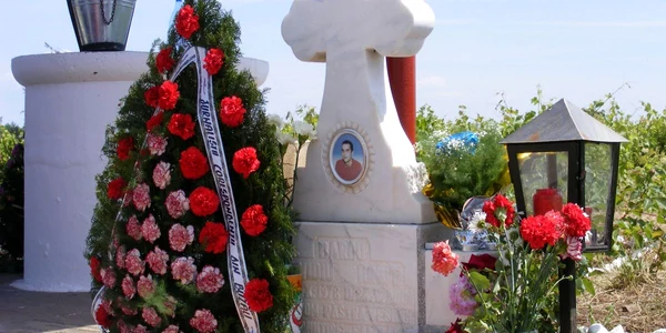 Troiţa ridicată în memoria corespondenţilor Ionuţ B. şi Elena Popescu