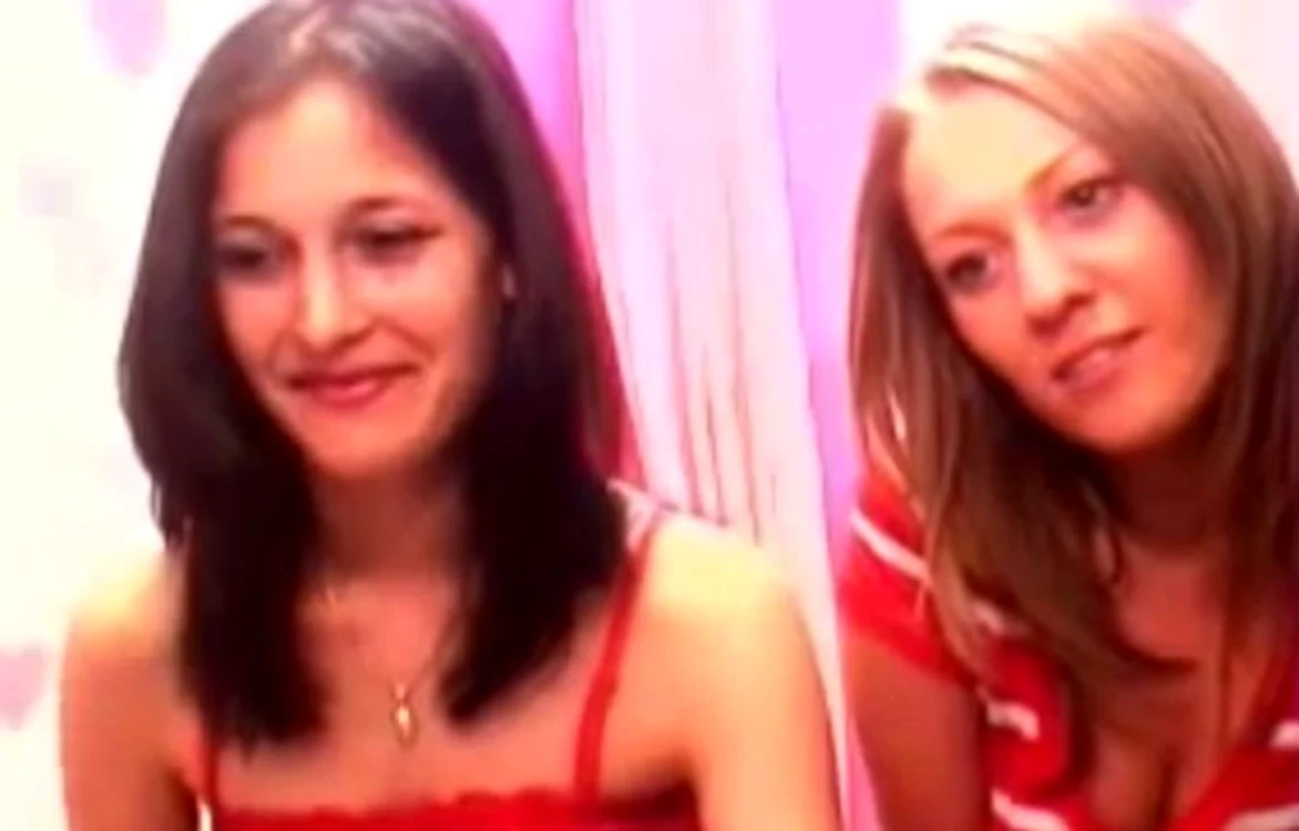 
    Fetele fac videochat şi îl jignesc pe clientul american, fără să bănuiască că totul e înregistrat  