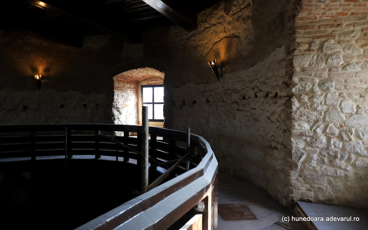 Cursiva refăcută în Castelul Corvinilor. Foto: Daniel Guță