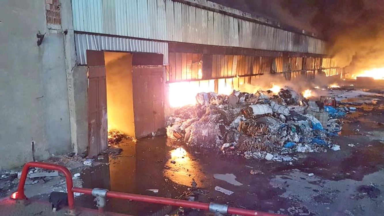 Depozitul de mase plastice a ars mai bine de 20 de ore