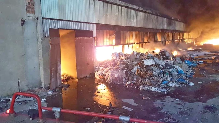 Depozitul de mase plastice a ars mai bine de 20 de ore