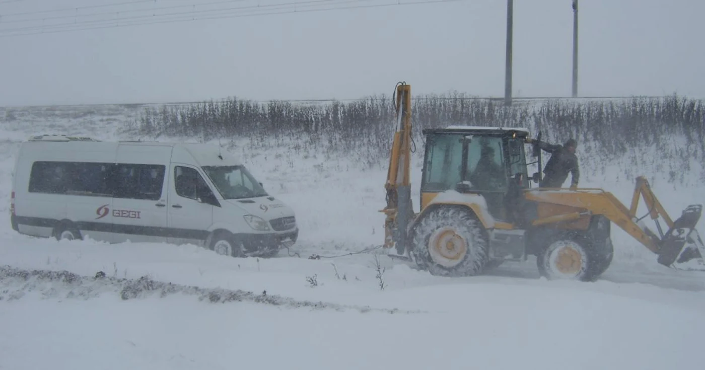 Imagini de la cei care au scăpat miercuri seară din blocajul de pe DN 25 