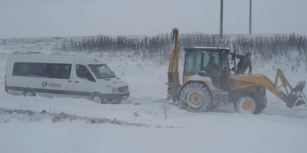 Imagini de la cei care au scăpat miercuri seară din blocajul de pe DN 25 