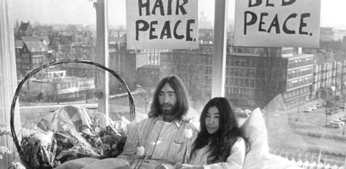 John Lennon şi Yoko Ono transmiteau mesaje pacifiste într-un mod original FOTO Profimedia