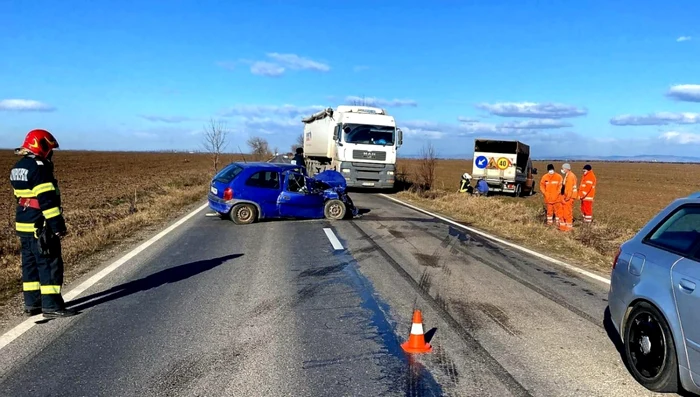 Şoferul autoturismului a fost rănit în coliziune FOTO IPJ Ialomiţa