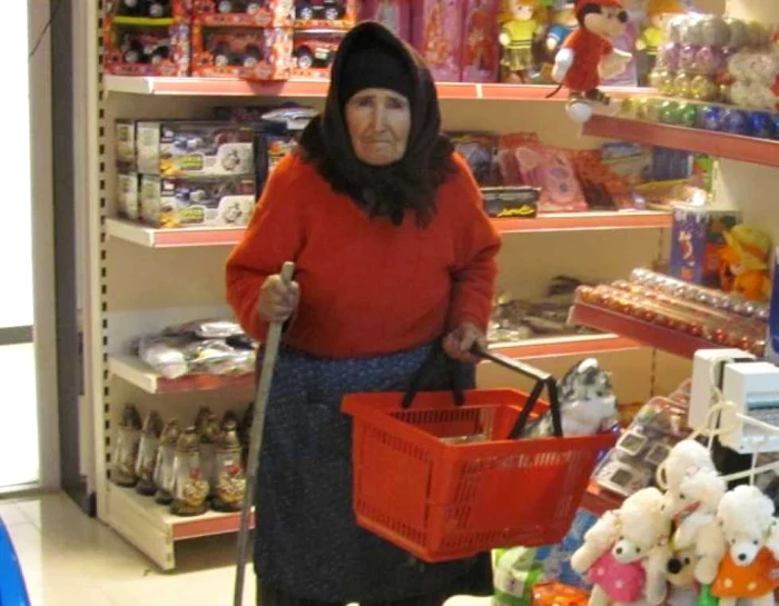 La 84 de ani, tanti Gătica face cumpărături în Boureni ca la oraş. 