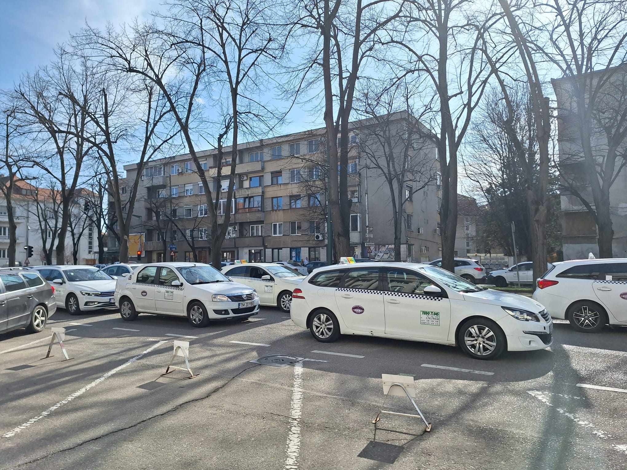 Taximetriștii din Timișoara protestează împotriva măsurilor privind concurența neloială.