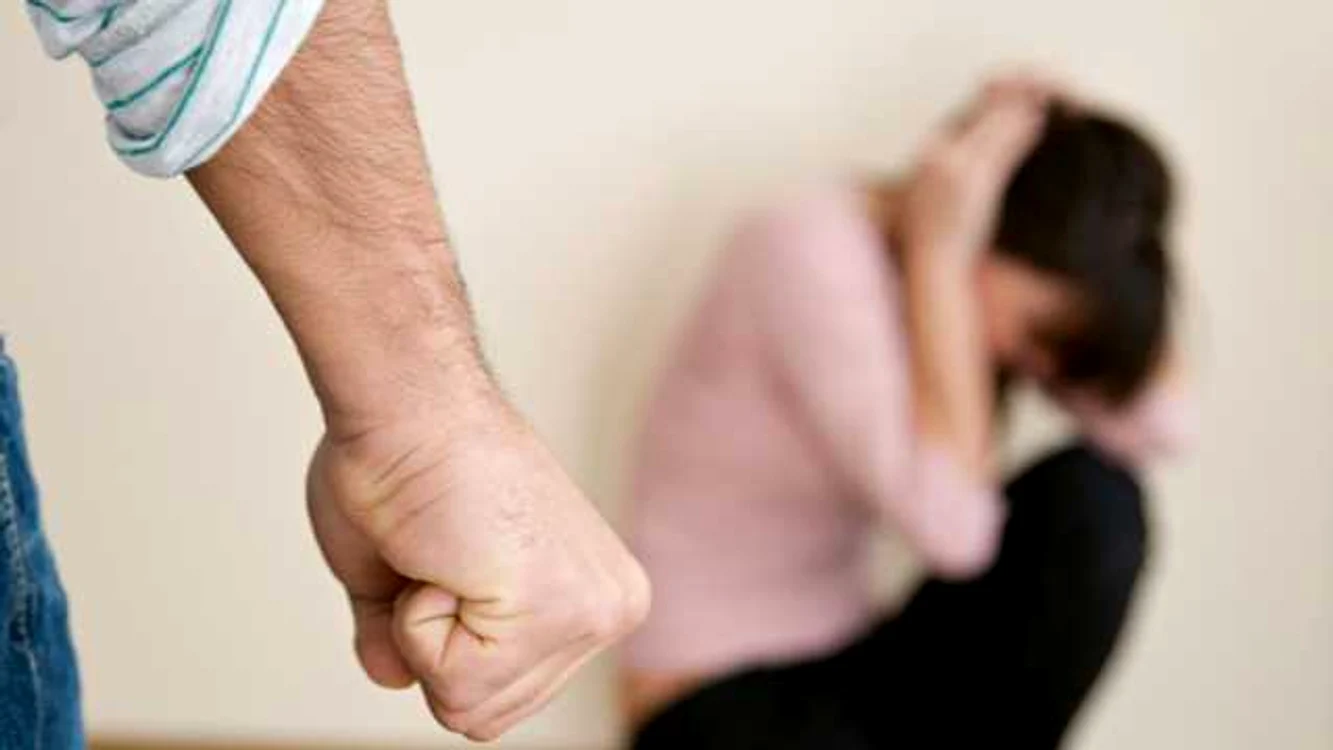O femeie a fost condamnată al închisoare după ce şi-a înjunghiat mortal soţul agresor