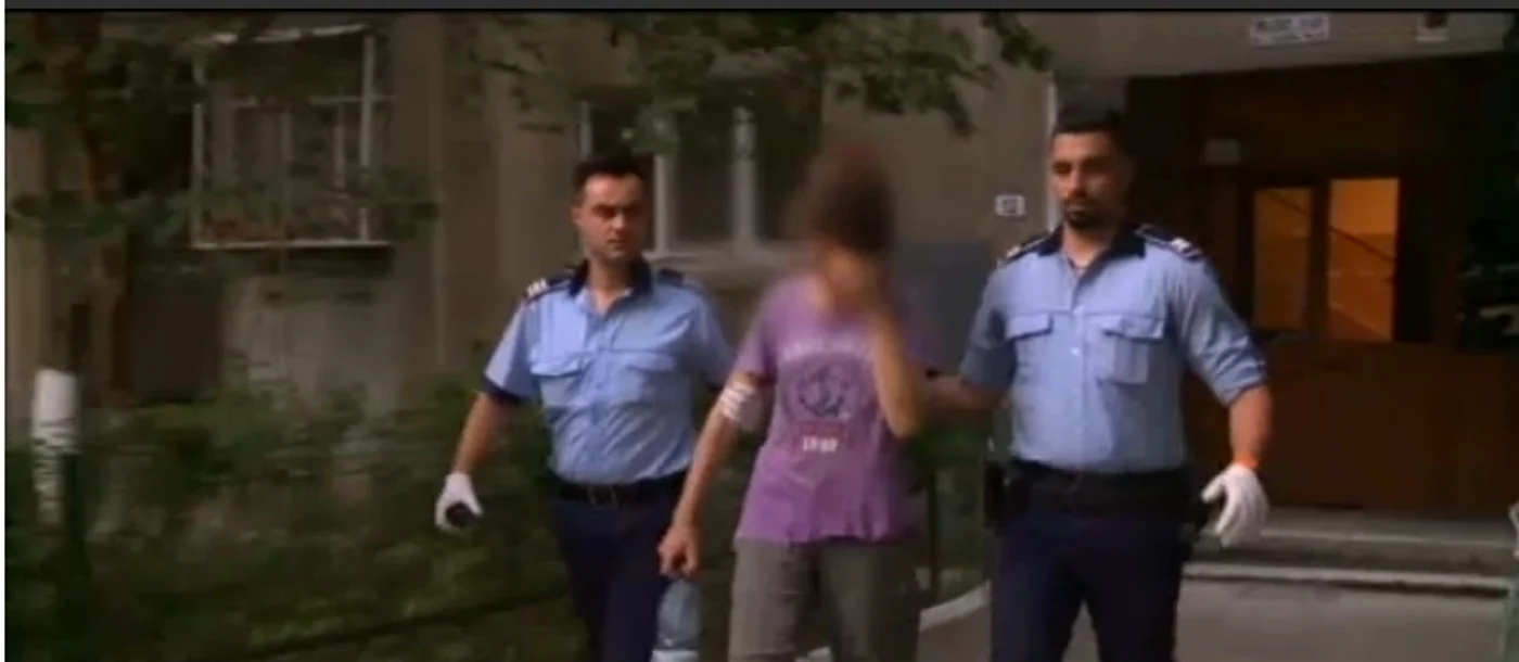
    Femeia care este suspectă de crimă a fost luată de polițiști și dusă la audieri (captură:www.protv.ro)  