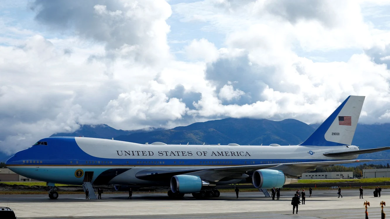 Air Force One, la baza militară, în timpul vizitei președintelui Obama / Sursa foto: News Sky