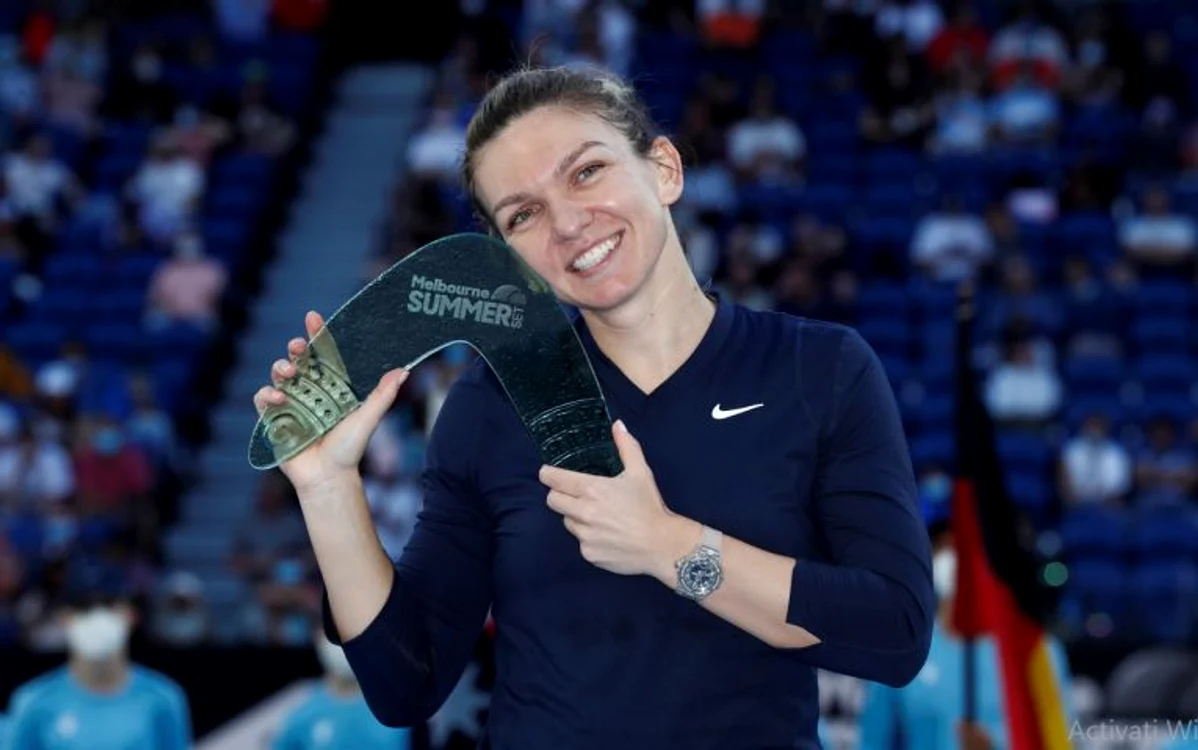 Simona Halep a primit un trofeu bumerang la Melbourne (FOTO: Guliver/ Gettyimages)
