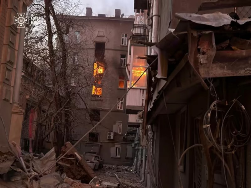 Patru persoane ucise într-un atac al forţelor ruse asupra unui important cartier din Kiev