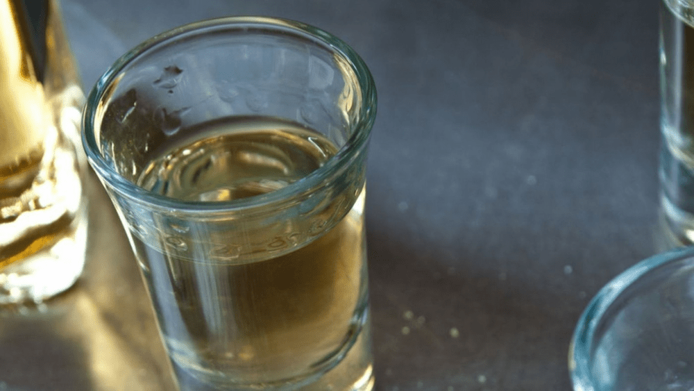 Alcoolul contrafăcut a omorât 37 de oameni în India, într-o zonă unde consumul de alcool este interzis