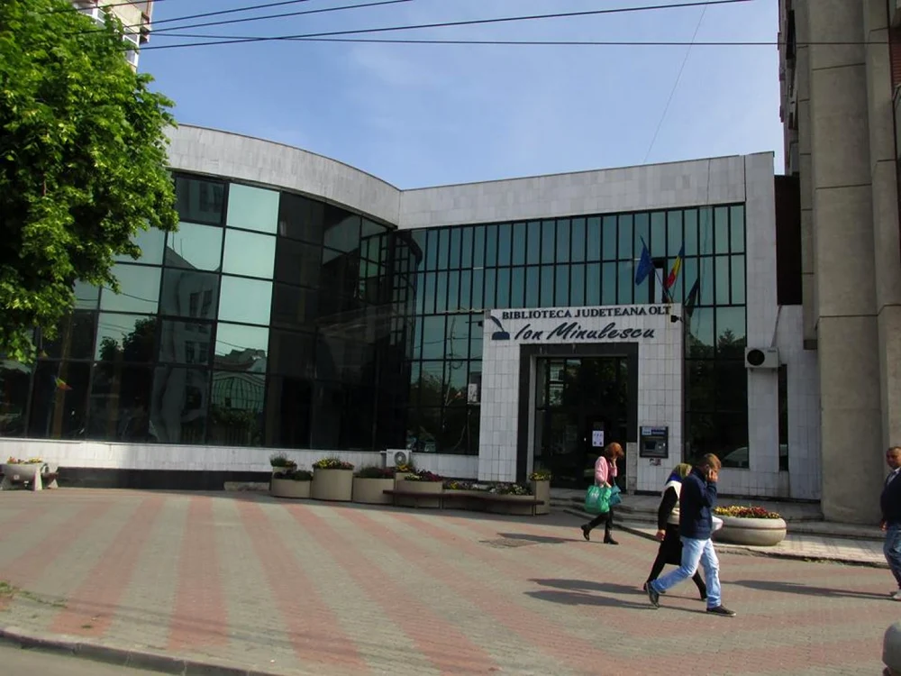 Sediul Bibliotecii Judeţene „Ion Minulescu“ este situat central şi a fost construit iniţial cu destinaţia de complex de alimentaţie publică