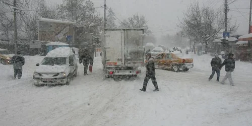 Oamenii şi-au abandonat maşinile şi s-au refugiat în sediul poliţiei