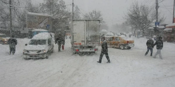 Oamenii şi-au abandonat maşinile şi s-au refugiat în sediul poliţiei
