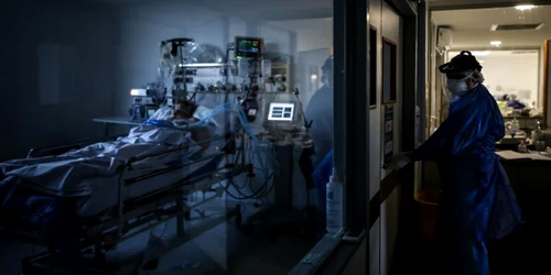 Medici pacient coronavirus COVID 19 pandemie spital terapie intensivă  FOTO EPA-EFE