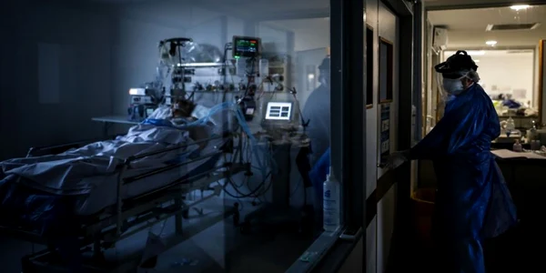Medici pacient coronavirus COVID 19 pandemie spital terapie intensivă  FOTO EPA-EFE