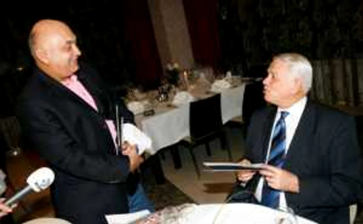 Peter Imre l-a servit şi pe Teodor Meleşcanu, joi seară, la restaurantul Riviera. (Foto: Sever Gheorghe)