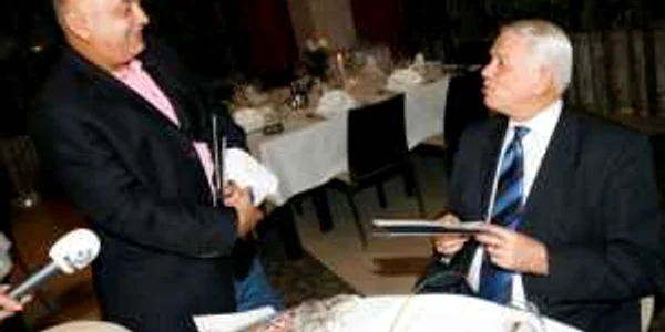 Peter Imre l-a servit şi pe Teodor Meleşcanu, joi seară, la restaurantul Riviera. (Foto: Sever Gheorghe)