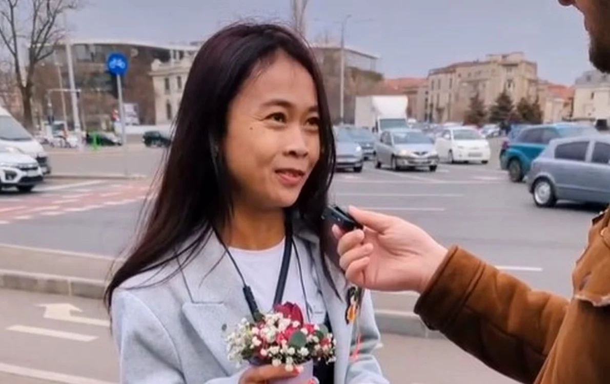 Reacţia unei tinere din Indonezia atunci când primește un buchețel de flori, de 1 Martie 
