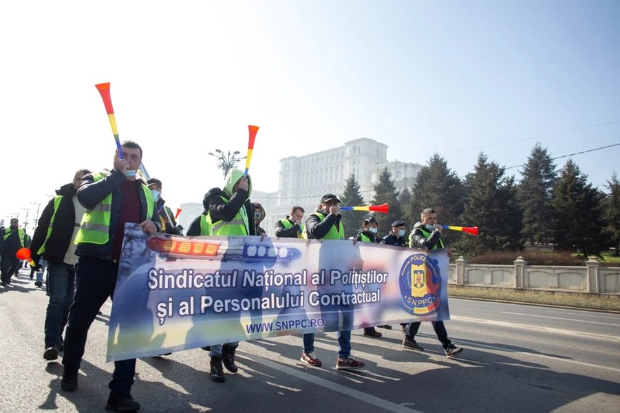 Poliţiştii declanşează proteste în stradă şi ameninţă cu blocarea sistemului