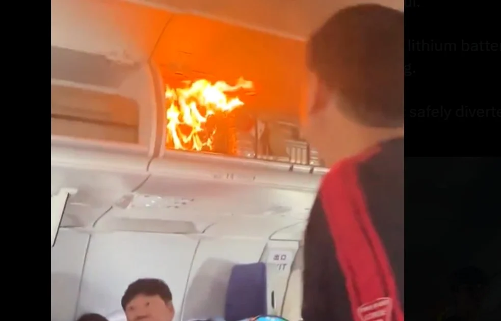 Flăcri în compartimentul bagaje de mână FOTO: X Breaking Aviation News