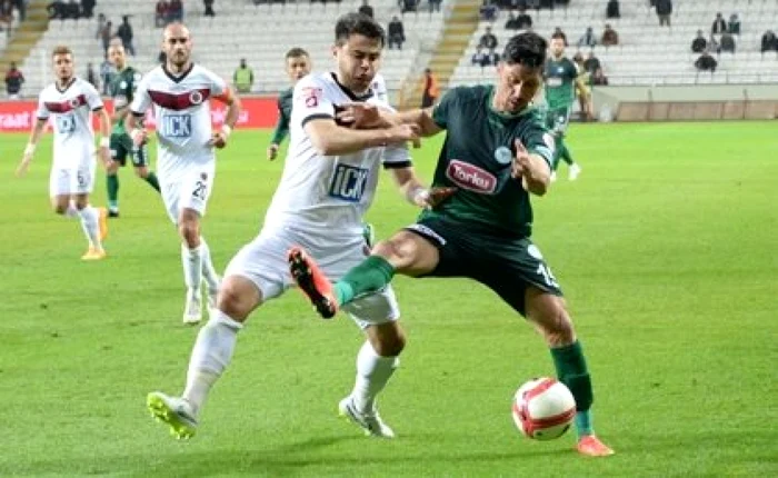 Marica (dreapta) n-a jucat decât cinc imeciuri în campionat, în acest sezon, pentru Konyaspor. FOTO: Facebook