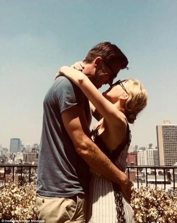 Kylie Minogue şi Paul Solomons au fost surprinşi sărutându-se la New York