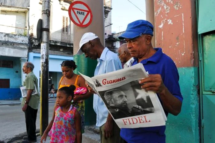 Un barbat citeste editia din 13 august a oficiosului Granma dedicata aniversarii de 90 de ani a lui Fidel Castro FOTO Emil Yage/AFP