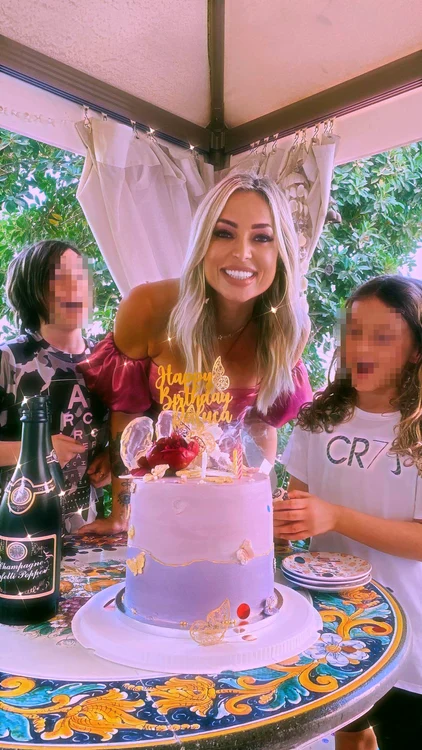 Raluca s-a bucurat de fiecare tort primit