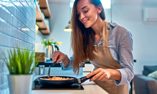 femeie care gateste jpg