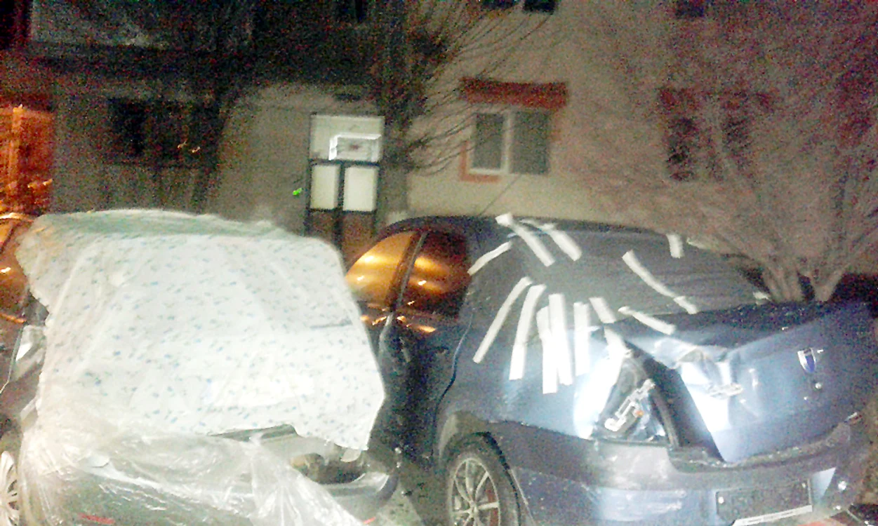 Poliţistul a intrat în  maşinile parcate pe  marginea drumului