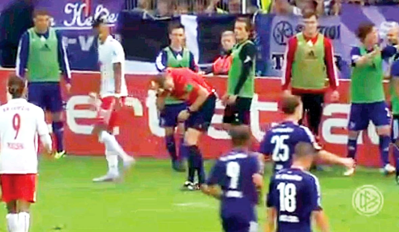 2015. Arbitrul partidei  de la Osnabruck a fost dus  direct la spital 