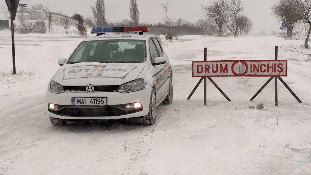 INFOTRAFIC Starea drumurilor la ora 8.30. Lista șoselelor cu trafic inchis sau restricționat din cauza vremii