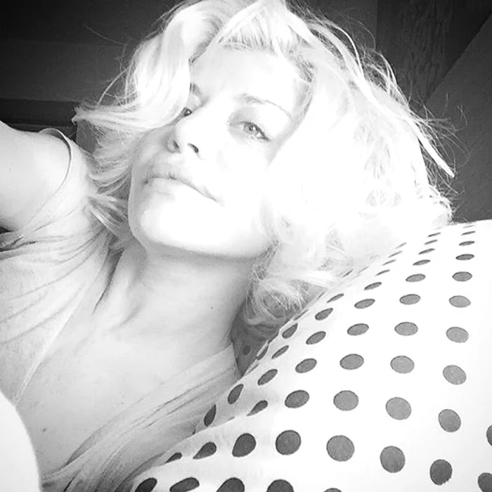 Loredana doarme în lenjerii de pat colorate, vesele