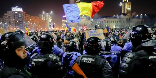 Jandarmi si protestatari in Piata Victoriei