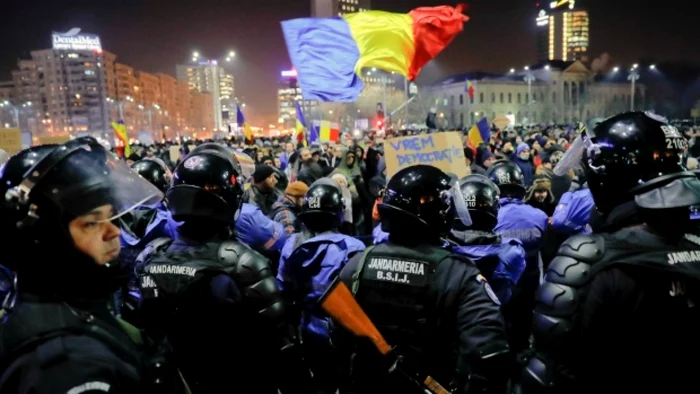 Jandarmi si protestatari in Piata Victoriei