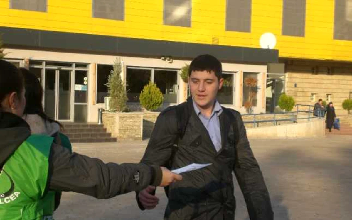 Tinerii au împărţit pliante care conţineau informaţii referitoare la pericolele ridicate de fumat FOTO CPECA
