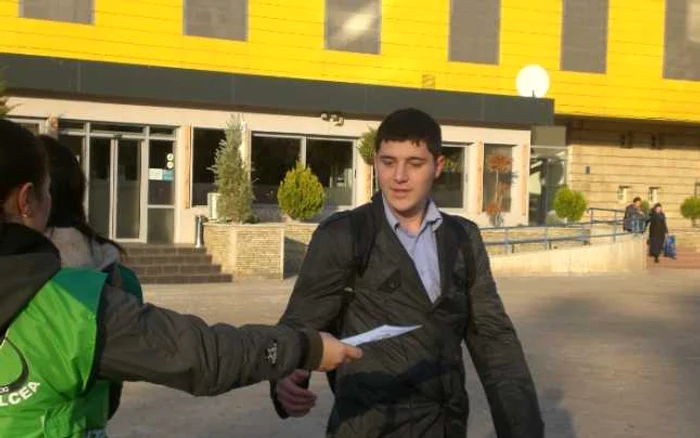 Tinerii au împărţit pliante care conţineau informaţii referitoare la pericolele ridicate de fumat FOTO CPECA