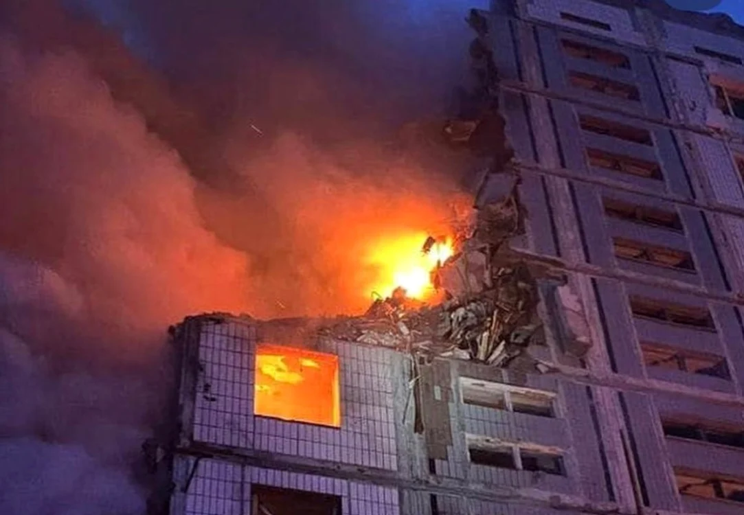 Bloc de locuințe lovit de o rachetă rusească FOTO Twitter