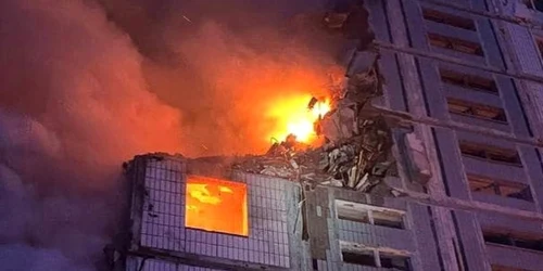 Bloc de apartamente din Ucraina lovit de rachete rusesti FOTO Twitter jpg