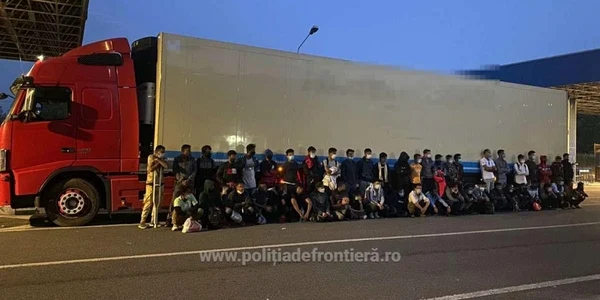 Migranţii găsiţi în camionul cu oase de cal pentru Italia FOTO Poliţia de Frontieră